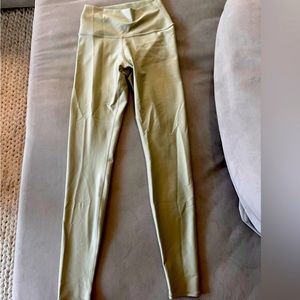 ALO Yoga Airbrush Leggings in Limestone, Size Small.